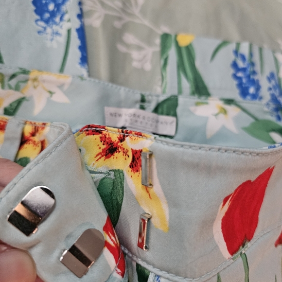 New York & Company Floral Print Capris - Red and Green on Light Blue Size 6 - Picture 4 of 11